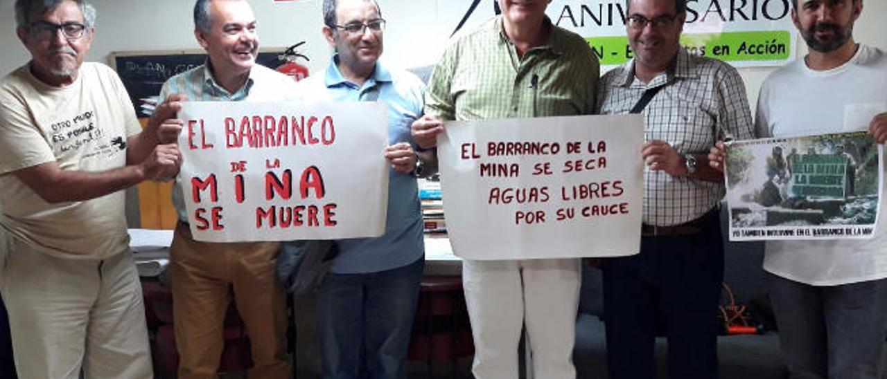 Gumersindo Hernández, Álvaro Monzón, Honorio Galindo, Juan Jiménez, José García y Gilberto Martel, con carteles alusivos.