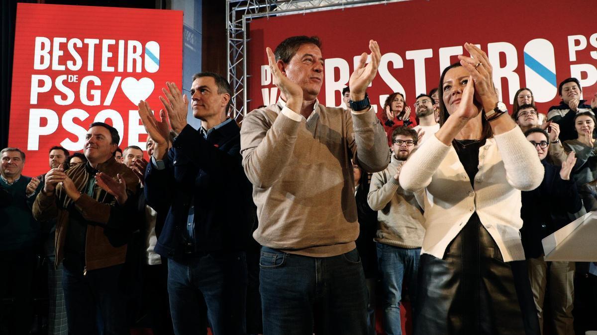 El presidente del Gobierno, Pedro Sánchez, en un acto de precampaña en Lugo este sábado junto al candidato del PSdeG, José Ramón Gómez Besteiro.