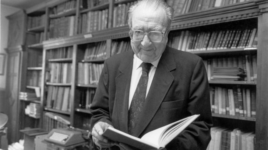 O polígrafo Xosé Filgueira Valverde (1906-1996), nunha imaxe do ano 1980.  |  // RICARDO GROBAS