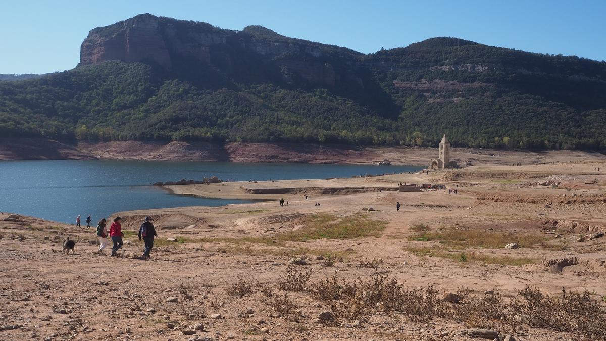 Turismo de sequía en el pantano de Sau