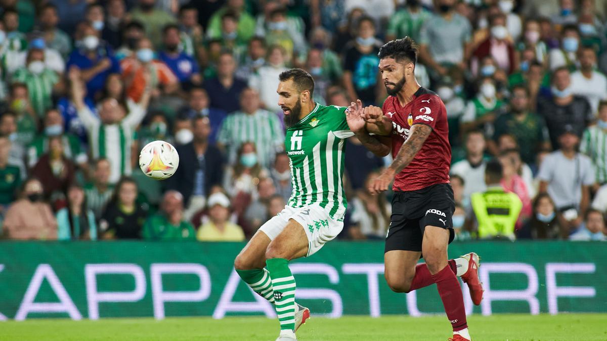 Borja Iglesias y Omar Alderete en un Real Betis-Valencia de LaLiga Santander.