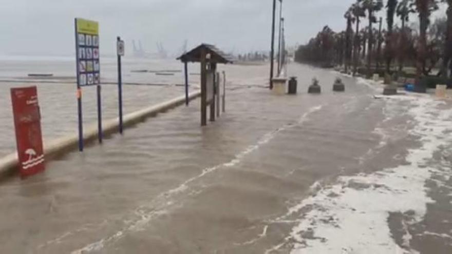 El mar engulle el paseo marítimo de la Malva-rosa en València