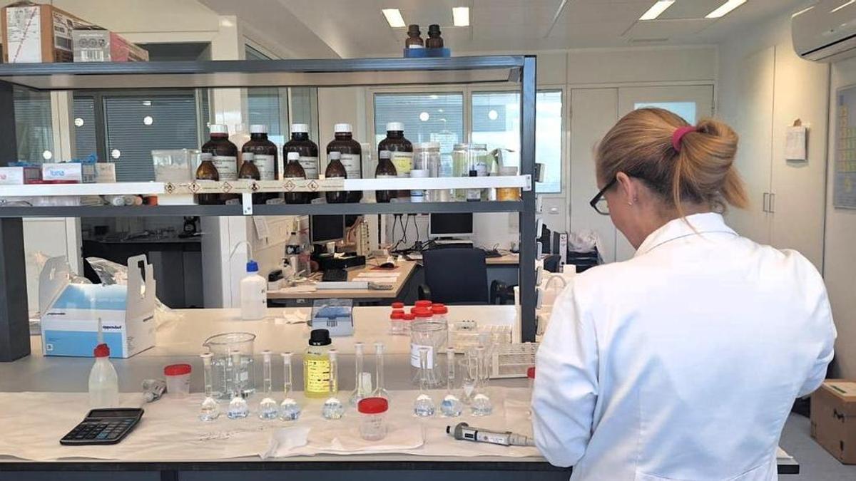 Laboratorio de análisis de aguas que la CHS tiene junto al embalse de Santomera