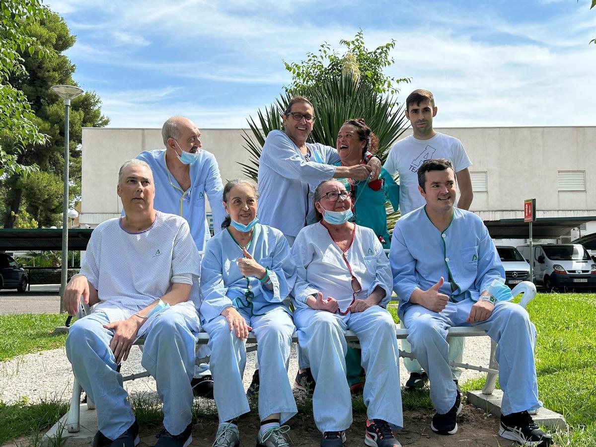 Mercedes Azores, con algunos pacientes trasplantados, en el banco de las personas trasplantadas existente en el hospital Reina Sofía.