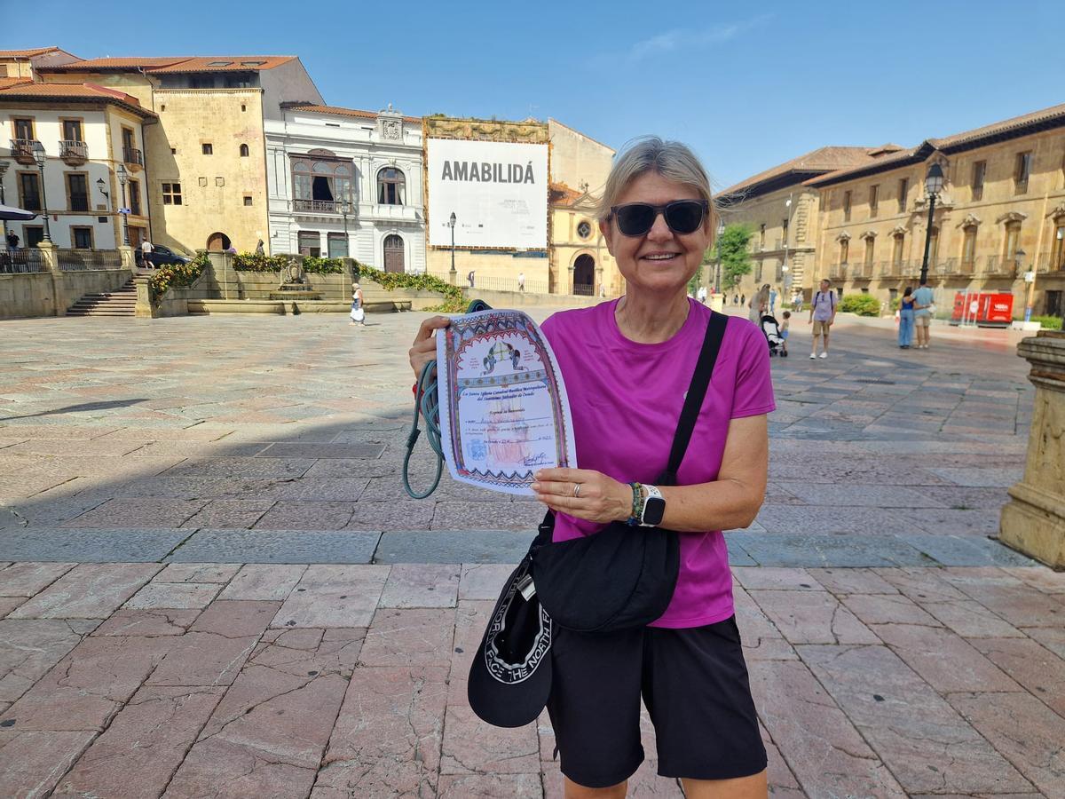 La peregrina sudafricana Anna Komorowicz, en la plaza de la Catedral.