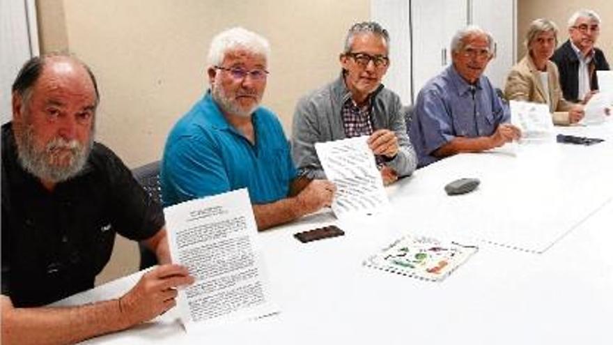 Alguns dels militants del PSC que signen el manifest, en la roda de premsa que es va celebrar ahir.