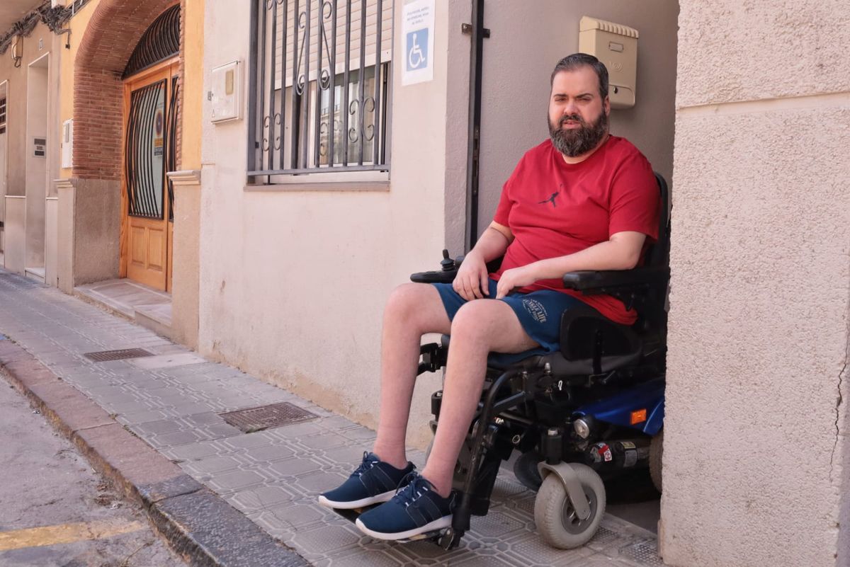 Abrahán, en la puerta de su casa en Vila-real, esperando una solución a la falta de servicio adaptado para que pueda desplazarse a cubrir la campaña solidaria en el Rototom.
