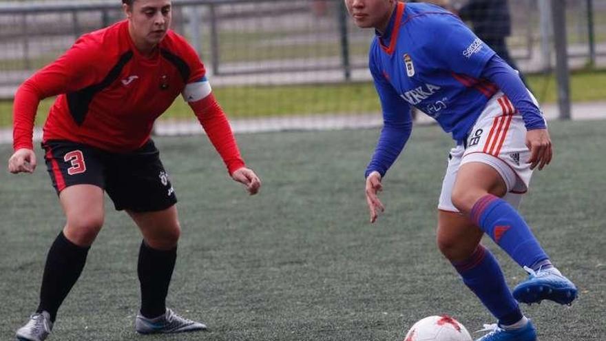 Una acción del Oviedo-Victoria FC de ayer en el Díaz Vega.