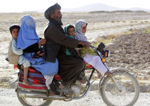 Una familia afgana viaja en una motocicleta