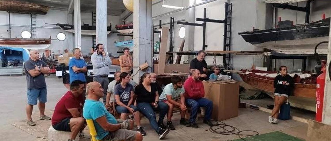 Participantes no curso de formación para carpintería de ribeira.