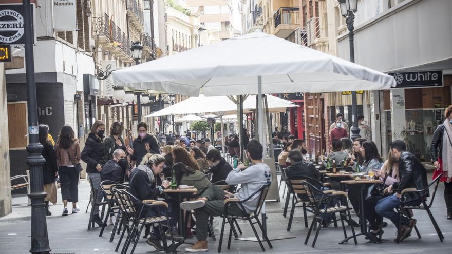 Lleno en las terrazas del centro de Alicante el primer fin de semana de apertura