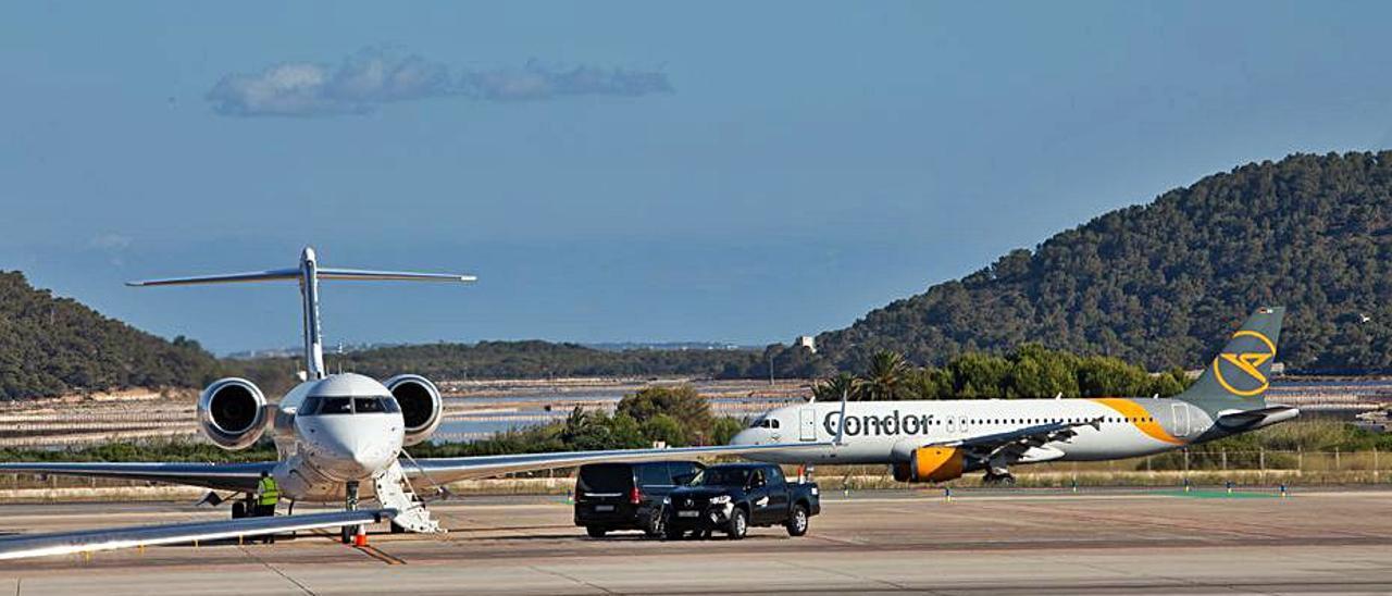 Dos aviones en la plataforma del aeropuerto esta semana. | VICENT MARÍ