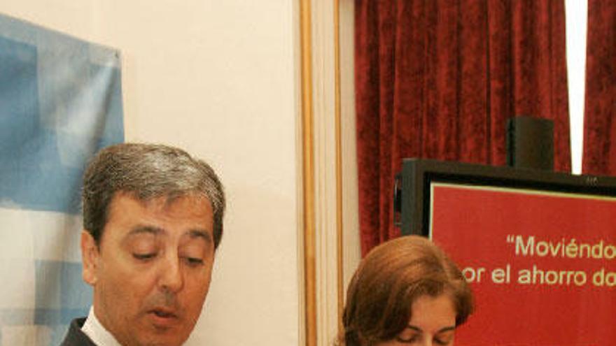 García Pérez, en 2010, con la entonces concejala de Servicios Sociales, Silvia Longueira.