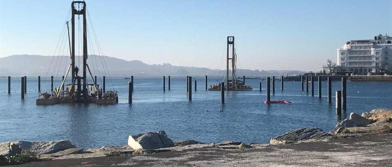 Instalación de los pantalanes flotantes en la ensenada de A Toxa. // Muñiz