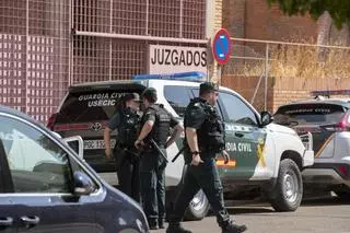 Buscan a tres encapuchados tras robar escopetas y disparar en un bar de El Saucejo