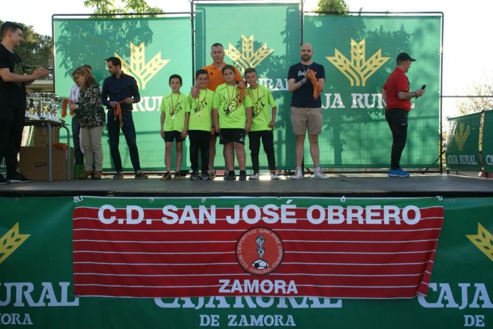 Los jugadores recogen sus medallas y trofeos.