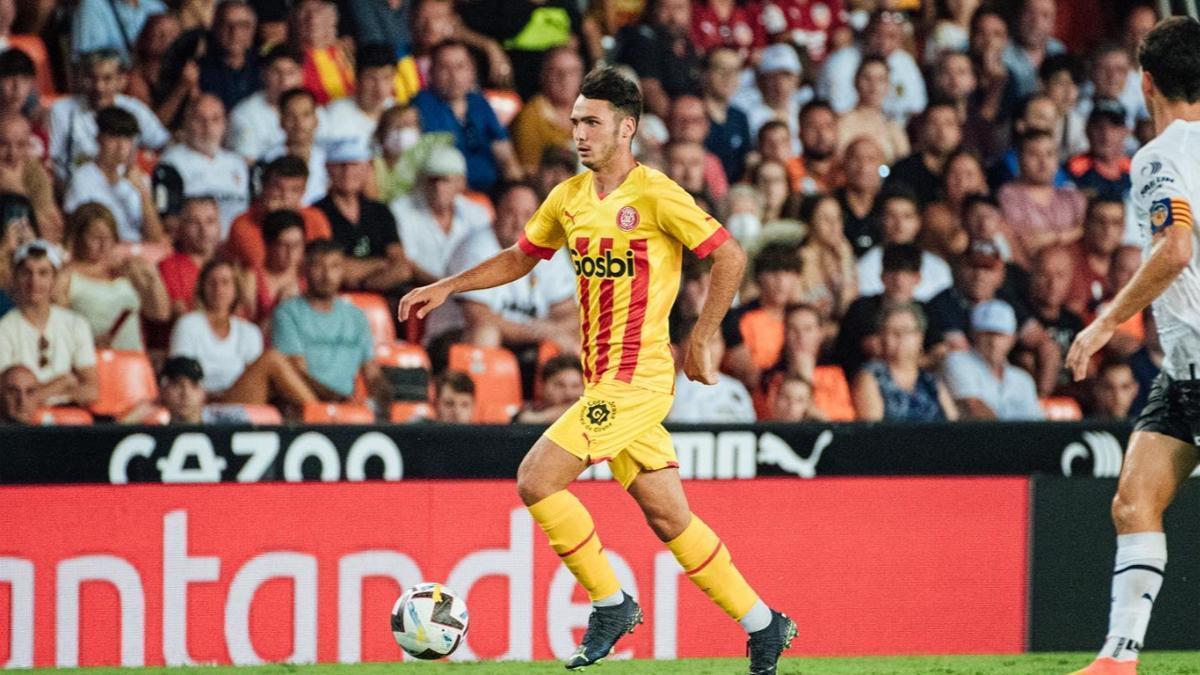 Arnau Martínez sonríe en Girona a la espera de un posible traspaso