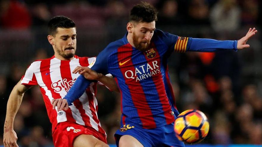 Messi y Sergio Álvarez, en una acción del partido.