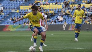Taisei Miyashiro conduce con mimo el balón durante el encuentro que disputó la UD con el Sporting de Gijón el pasado fin de semana en el Estadio de Gran Canaria.