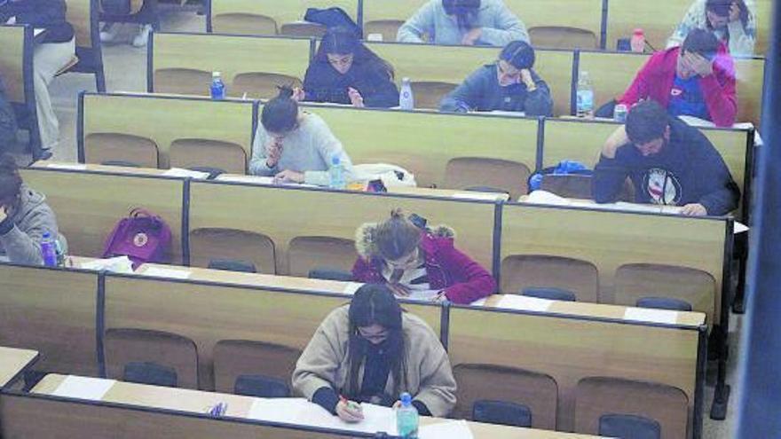 Médicos de Balears, ayer en la UIB durante el examen. | PERE JOAN OLIVER