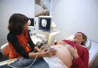 Las gallegas que dan a luz tras superar los 45 años casi se triplican en una década