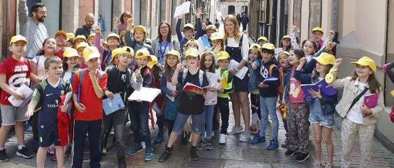 Alumnos del colegio Atalía de Gijón, en una actividad de LA NUEVA ESPAÑA de Avilés sobre cuentos, por el centro histórico.