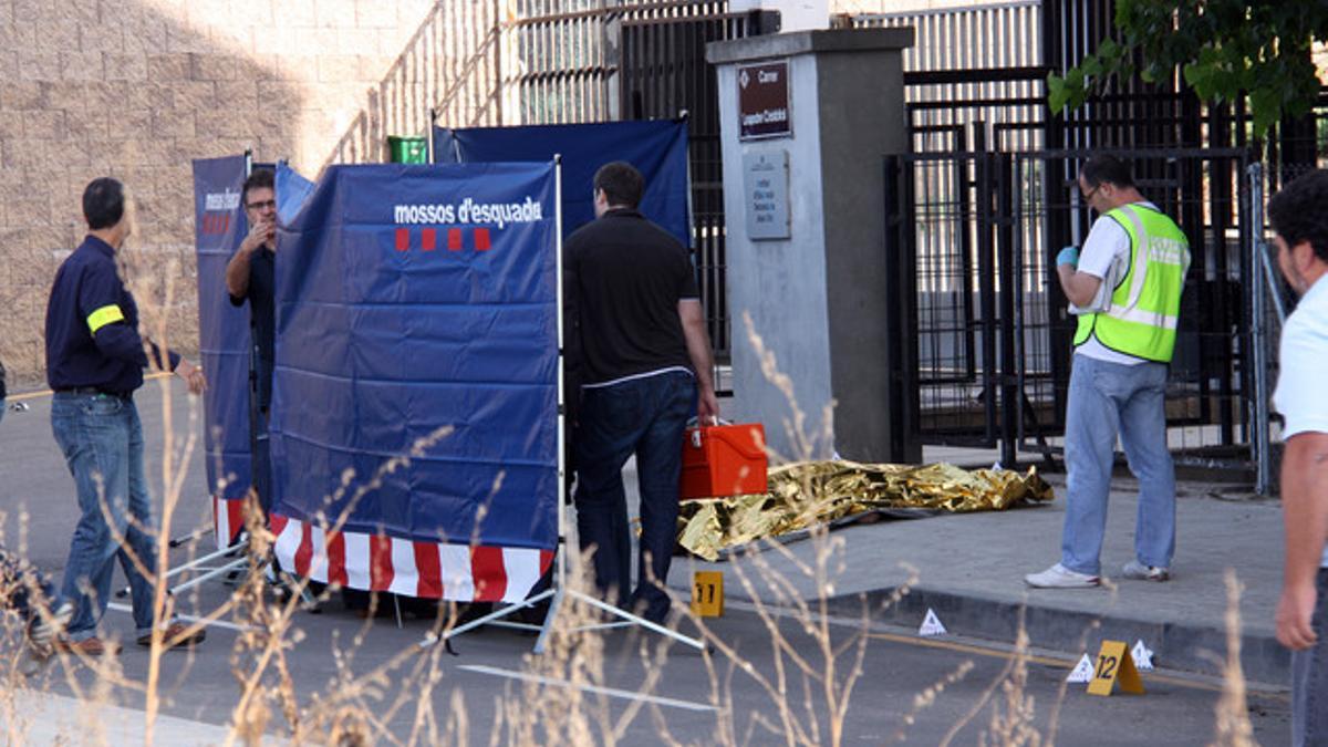 El cuerpo de la joven hallada en la puerta del instituto Joan Oró de Lleida yace junto a varios mossos.