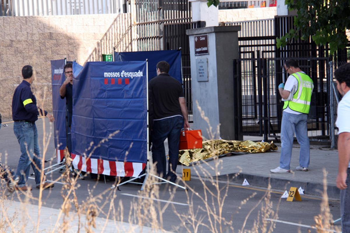 El cos de la noia trobada a la porta de l’institut Joan Oró de Lleida, amb diversos mossos. El cos de la noia trobada a la porta de l’institut Joan Oró de Lleida, amb diversos mossos.