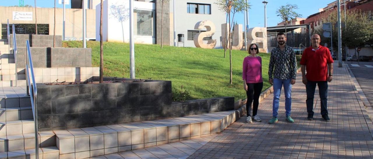 Falomir, Tena y Ibáñez visitaron la nueva zona verde en la avenida Corts Valencianes de l'Alcora.