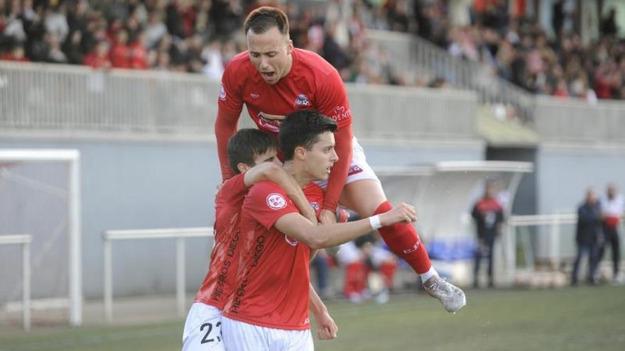 Porrúa y Juanín celebran con Raúl el primer tanto del partido contra el Gran Peña. |  // BERNABÉ/JAVIER LALÍN