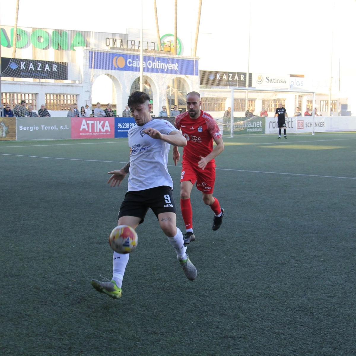 El Ontinyent 1931 controla el balón ante la Vall d'Uxó, en el Clariano.