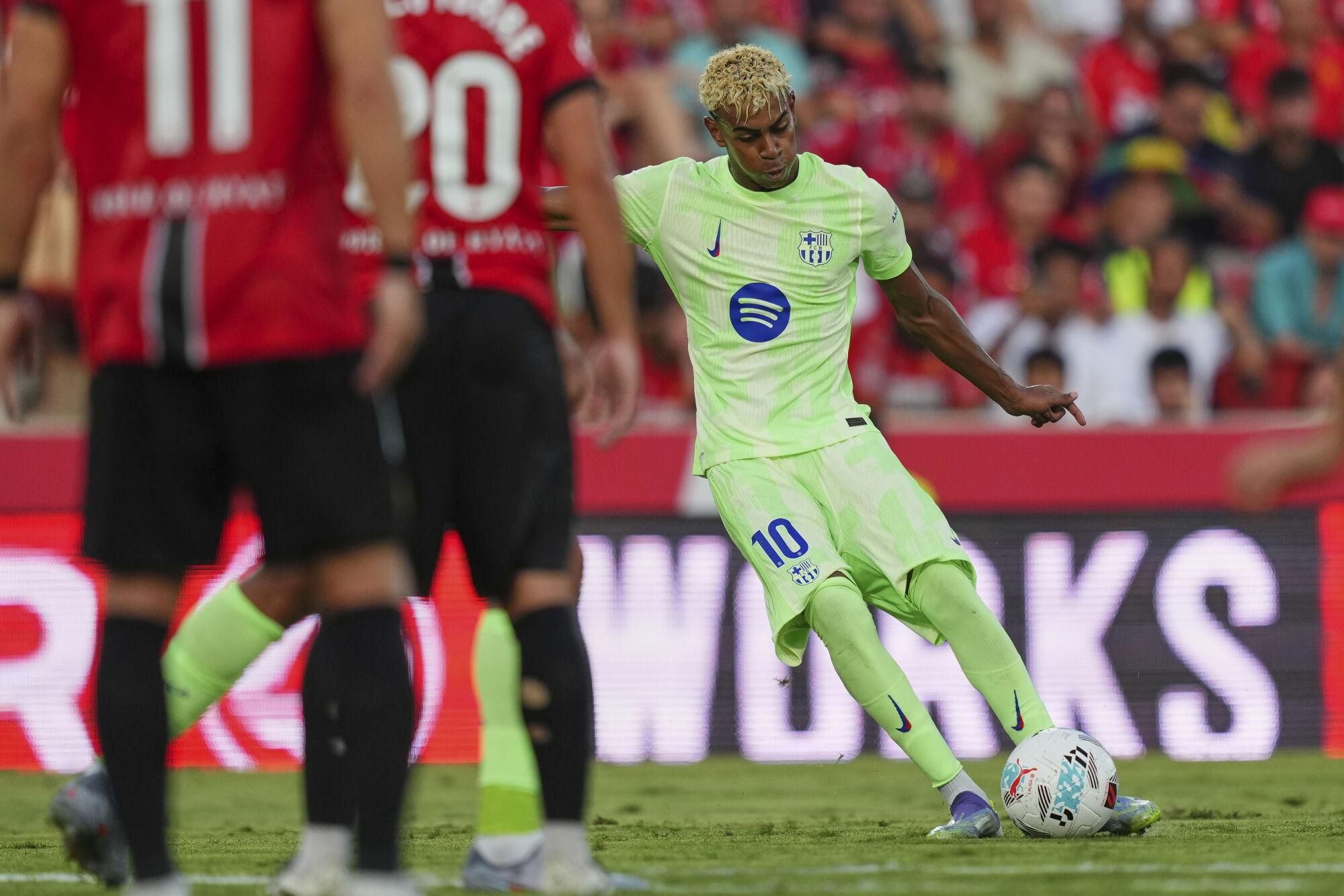 Barcelona's Lamine Yamal shoots during the La Liga soccer match between Mallorca and Barcelona in Mallorca, Spain, Saturday, Aug. 16, 2025. (AP Photo/Joan Mateu Parra)