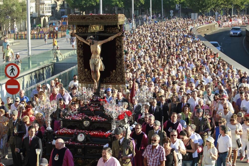 Cientos de miles de seguidores acompañan a la procesión por el centro de Vigo en medio de un asfixiante calor.