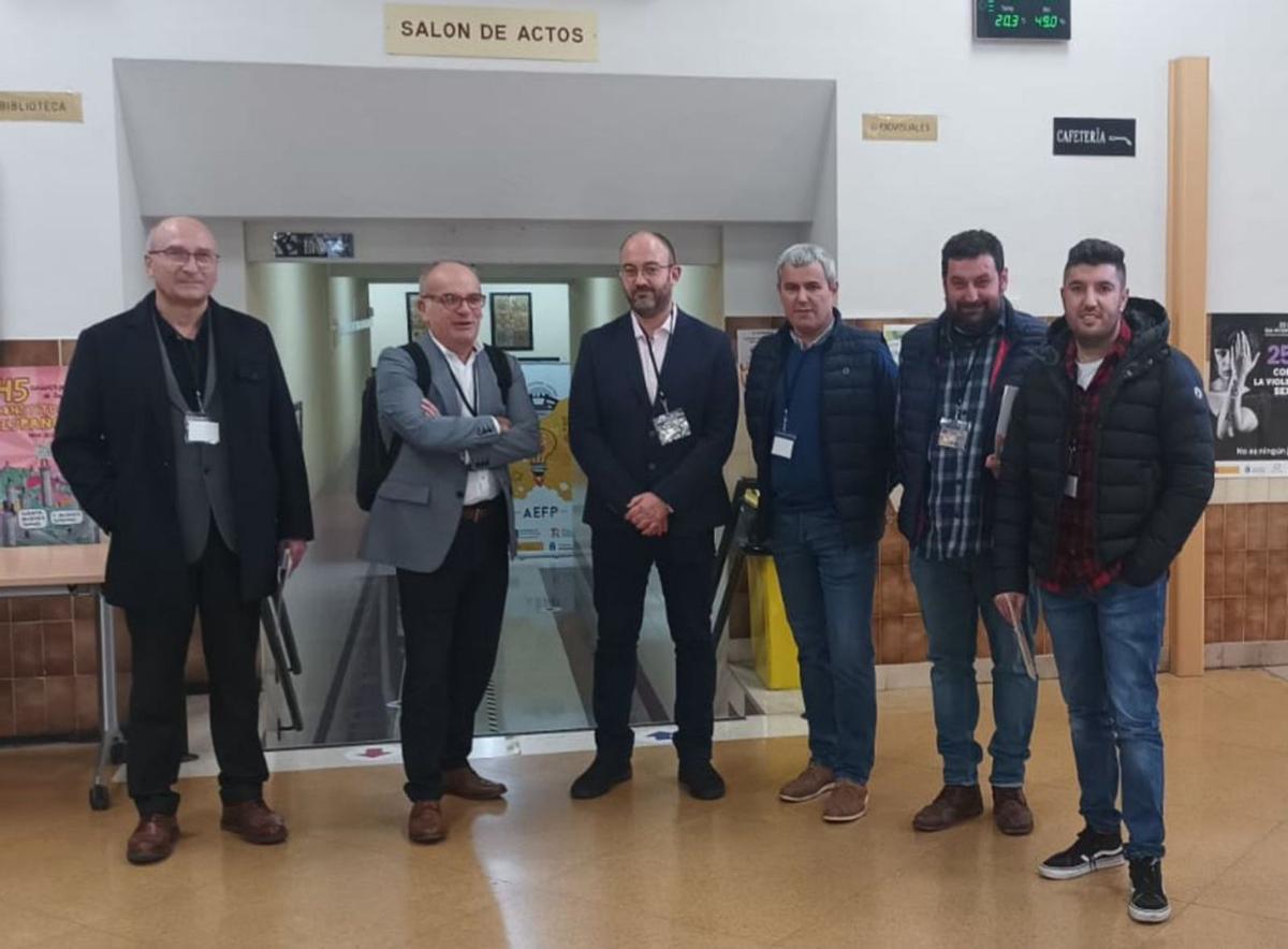 De izquierda a derecha, Julio Fernández (Mieres Rail), Antonio Tudó (Grupo Pérez Rumbao), Gerardo Domenech (IES Sánchez Lastra), Juan Antonio Martínez (EK Camiones) y los exalumnos Fran Pola y Álvaro García. En la foto de la derecha, un momento de uno de los coloquios.