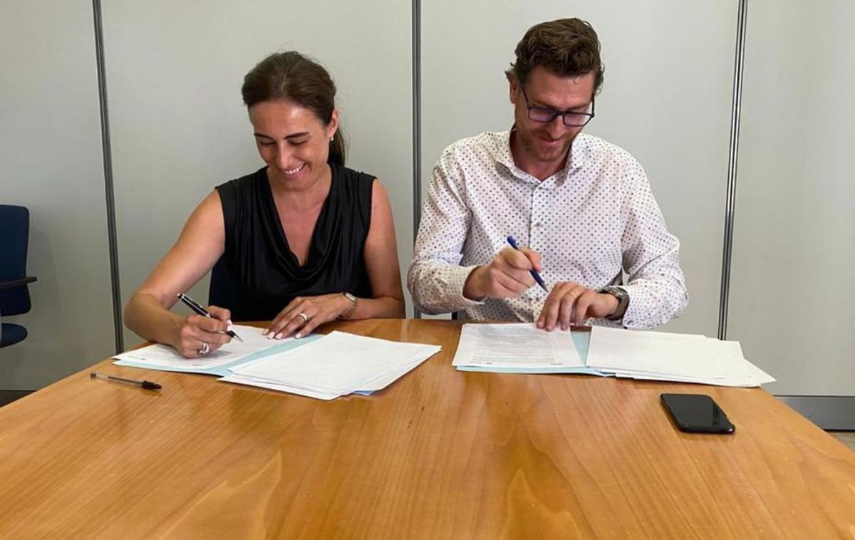 Idoia Ribas (Vox) y Sebastià Sagreras (PP) firmando el pacto.