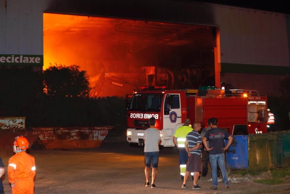 Arde una nave en el polígono de As Gándaras