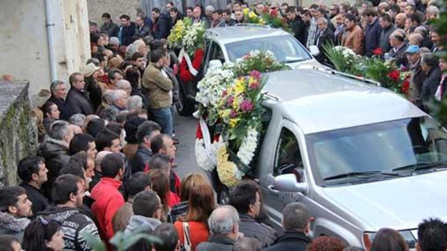 Los coches fúnebres, a su llegada a la iglesia de Cibuyo.