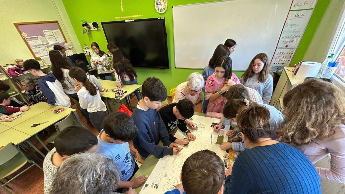 El colegio de Lugo de Llanera fomenta la convivencia intergeneracional a través de juegos
