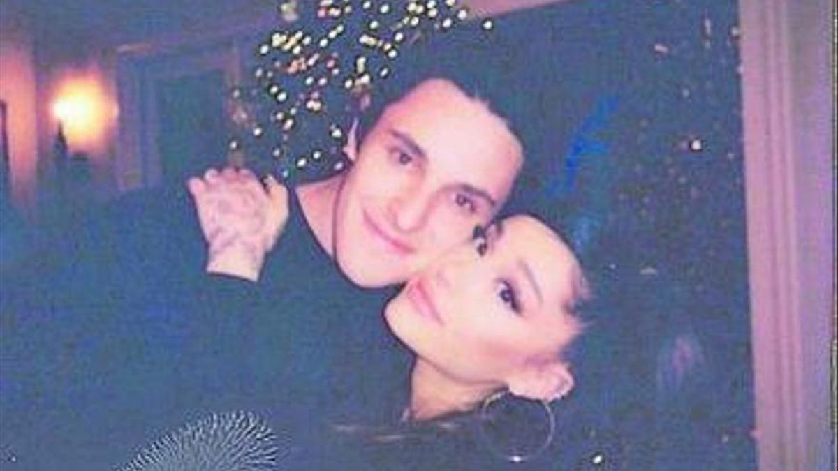 Ariana Grande junto a su pareja. | Efe