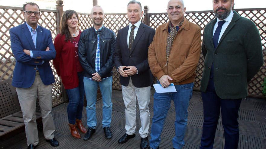 Juande Mellado (1º por la izquierda), Paulino Plata (4º) y Raúl Rico (1º por la derecha), con los ganadores.