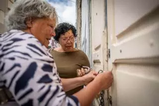 Visita a una vivienda que fue liberada de sus okupas en Tenerife