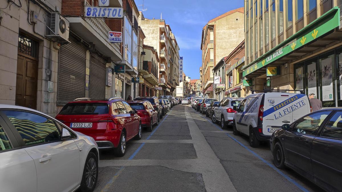 Imagen de la calle Santa Cruz. Se suprimirán las plazas de estacionamiento de la parte izquierda.