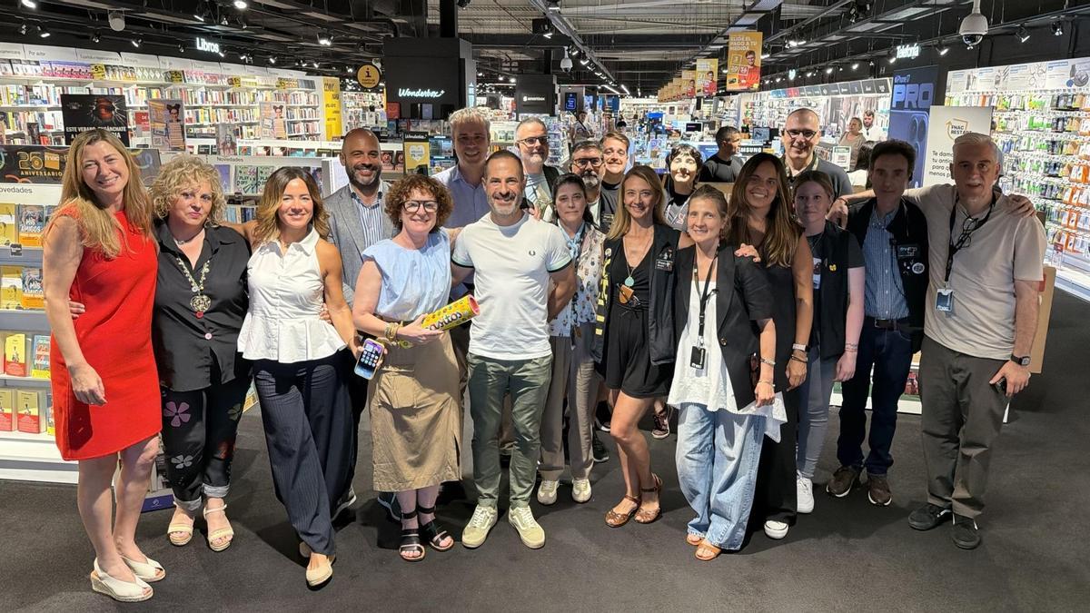 Foto de familia de trabajadores, responsables de la tienda, del centro, y con el alcalde sierense como representante institucional.