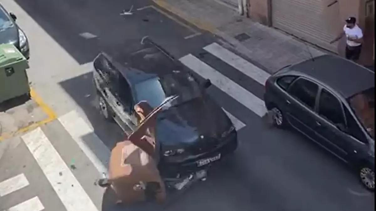 Momento en el que el vehículo impacta contra un contenedor el día de los hechos.