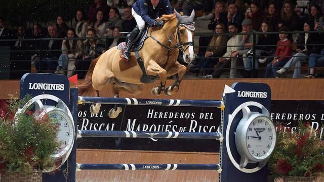 Hans-Dieter Dreher saltando en Casas Novas este sábado. | Oxer Sport