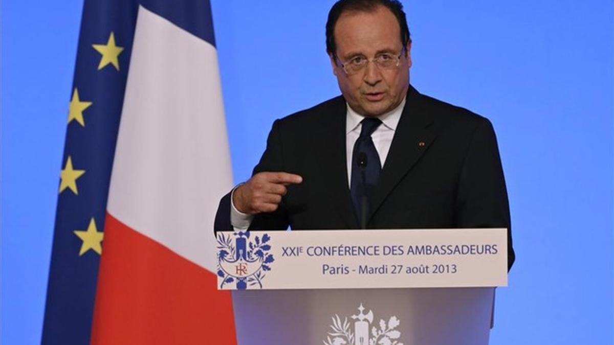 Hollande se dirige a los embajadores franceses desde la tribuna