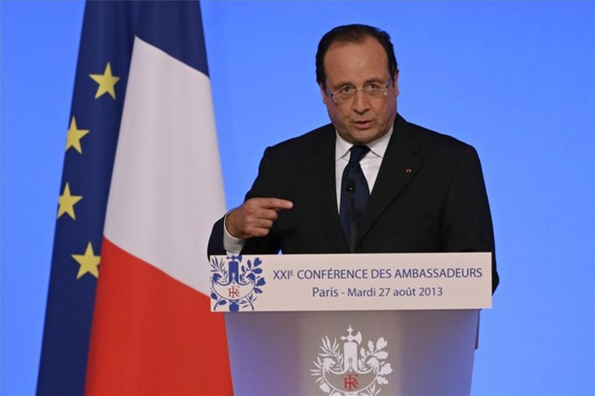 Hollande es dirigeix als ambaixadors francesos des de la tribuna.