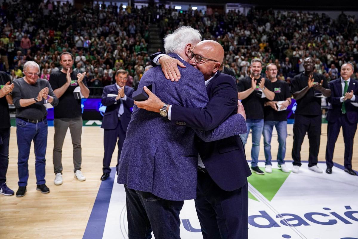 Abrazo de Maljkovic y López Nieto.