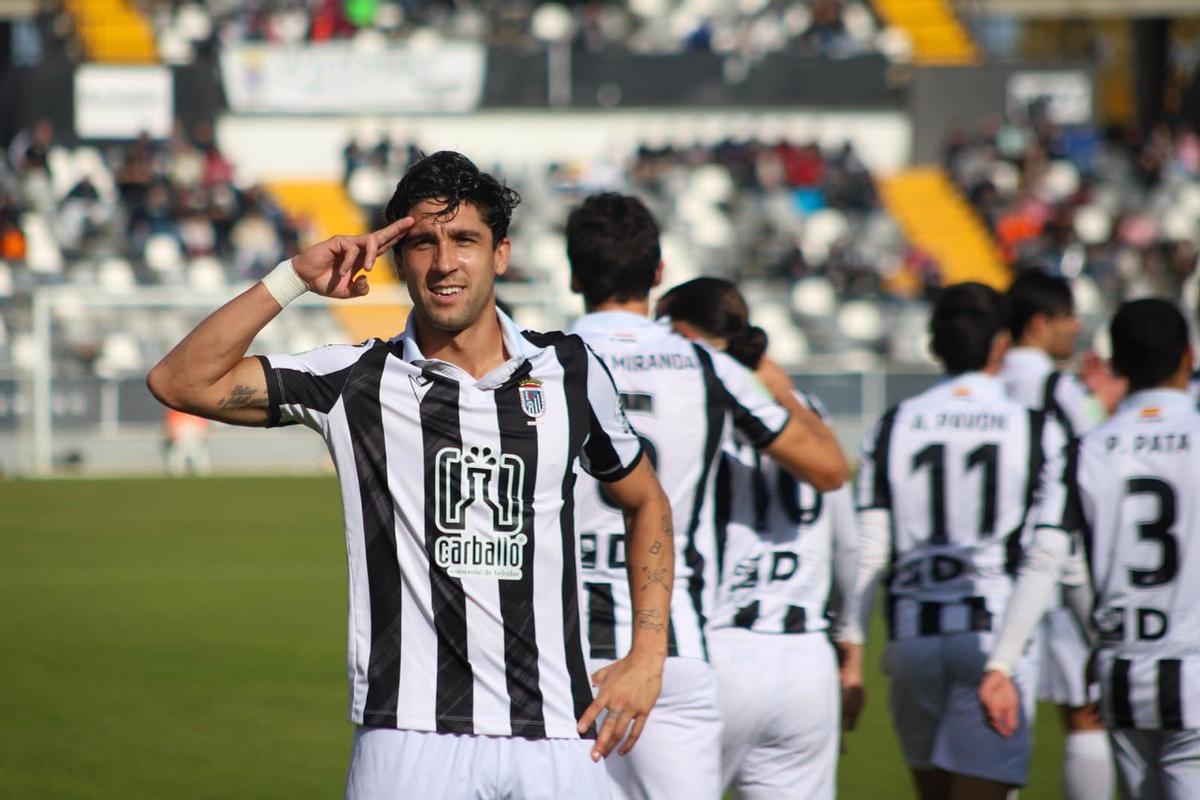 Borja Domingo celebra el gol anotado al Villanovense ante la afición pacense.