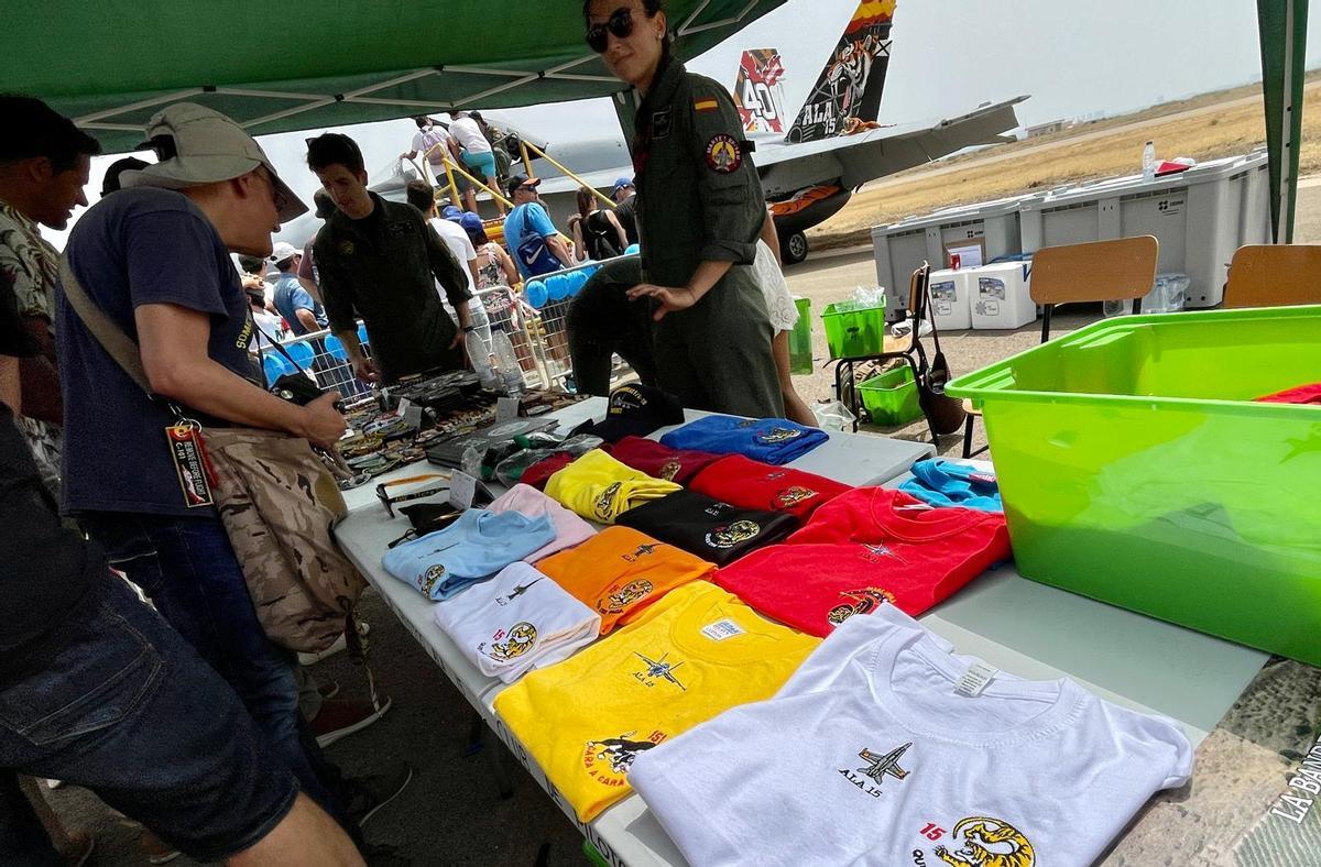 Un puesto de camisetas y emblemas. Cad unidad del Ejército del Aire se hace su merchandising y lo vende. Con el dinero que se saca se pagan comidas de hermandad y otros actos sociales.